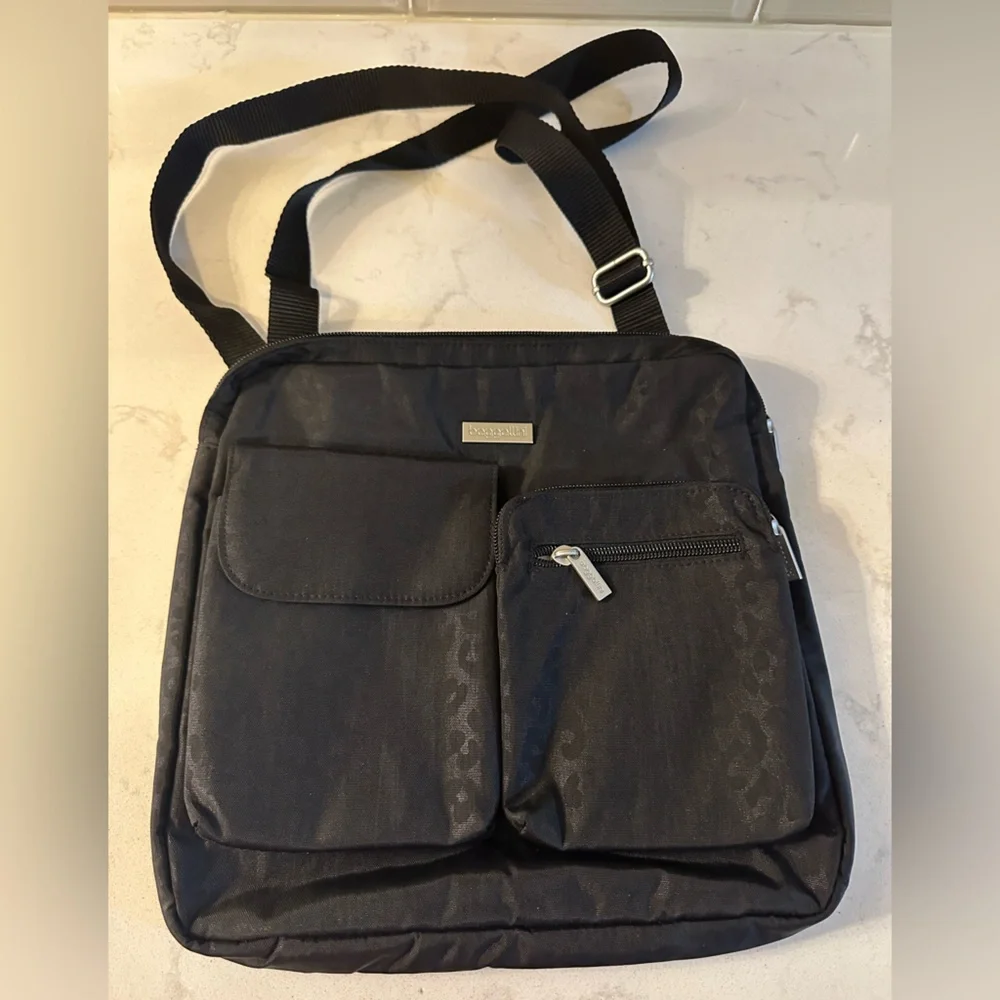 Baggallini Canyon Crossbody Bag Black Cheetah‎ Emboss Pockets Organization